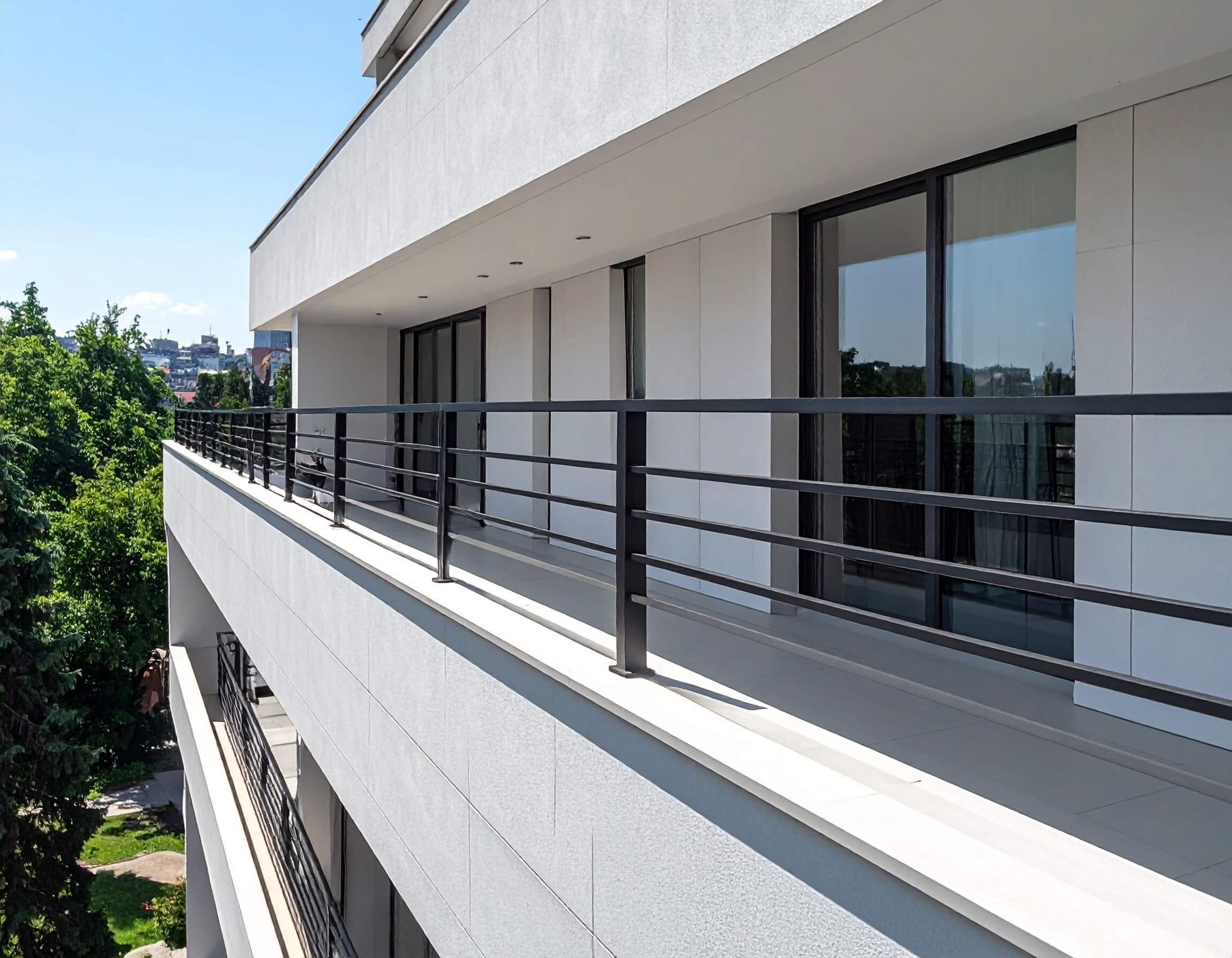 Moderne metalne ograde za terase na stambenoj zgradi, minimalistički dizajn sa horizontalnim linijama