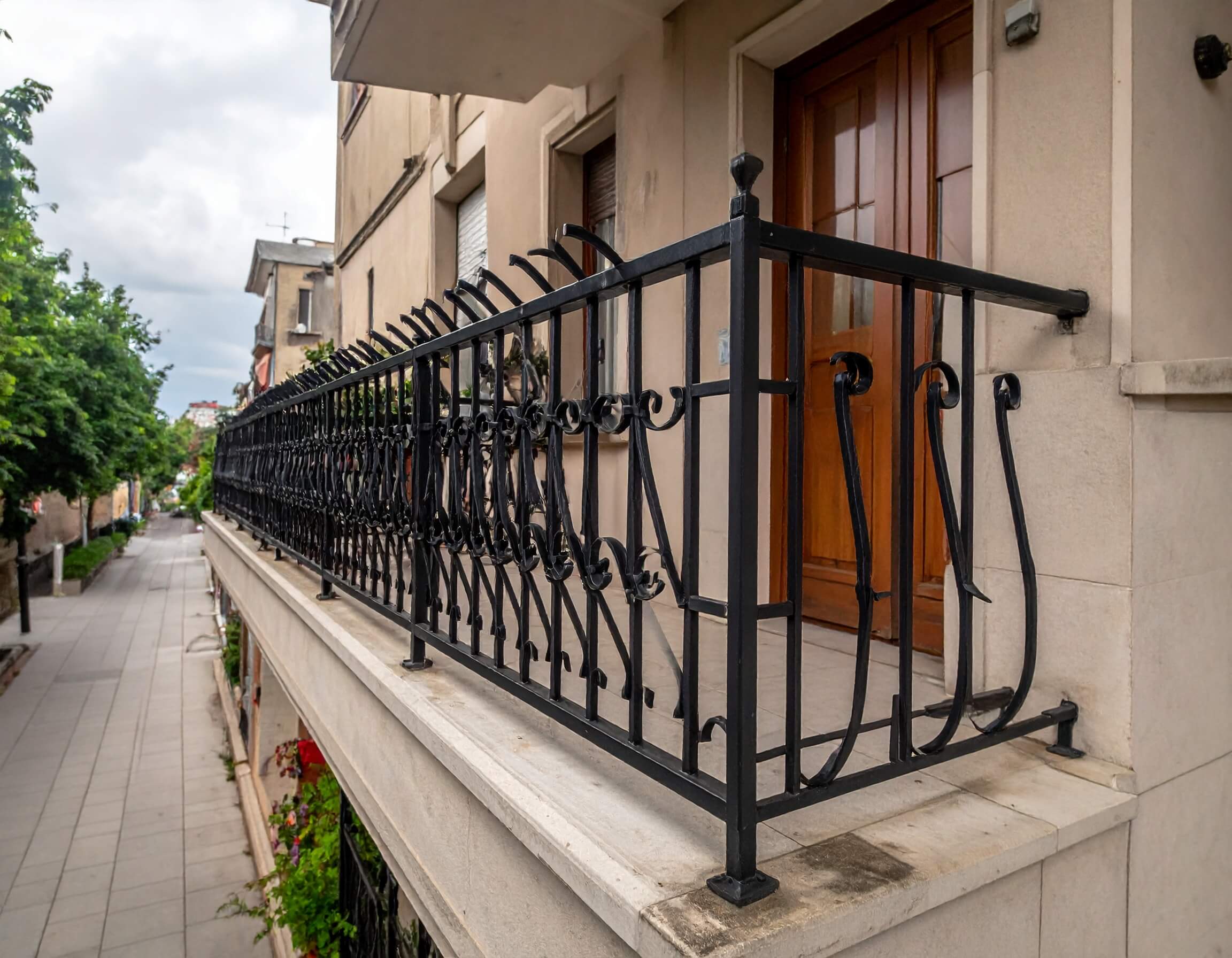 Kovane metalne ograde za terase na kući, crna dekorativna ograda sa ukrasnim detaljima