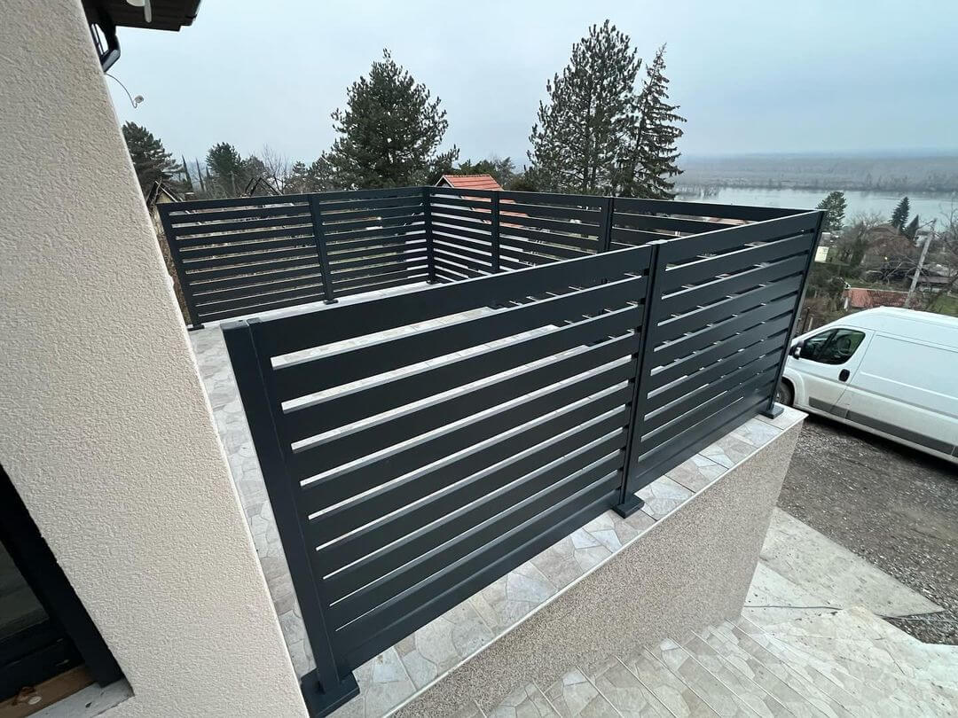 metalna ograda koja ograđuje terasu